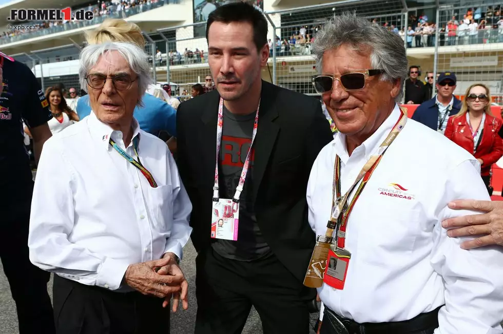 Foto zur News: Keanu Reeves, der Neo aus der &quot;Matrix&quot;-Trilogie, muss sich für das Foto mit Bernie Ecclestone und Mario Andretti etwas kleiner machen. 1,86 gegen 1,59 Meter, das ist schon ein bisschen ein Unterschied.