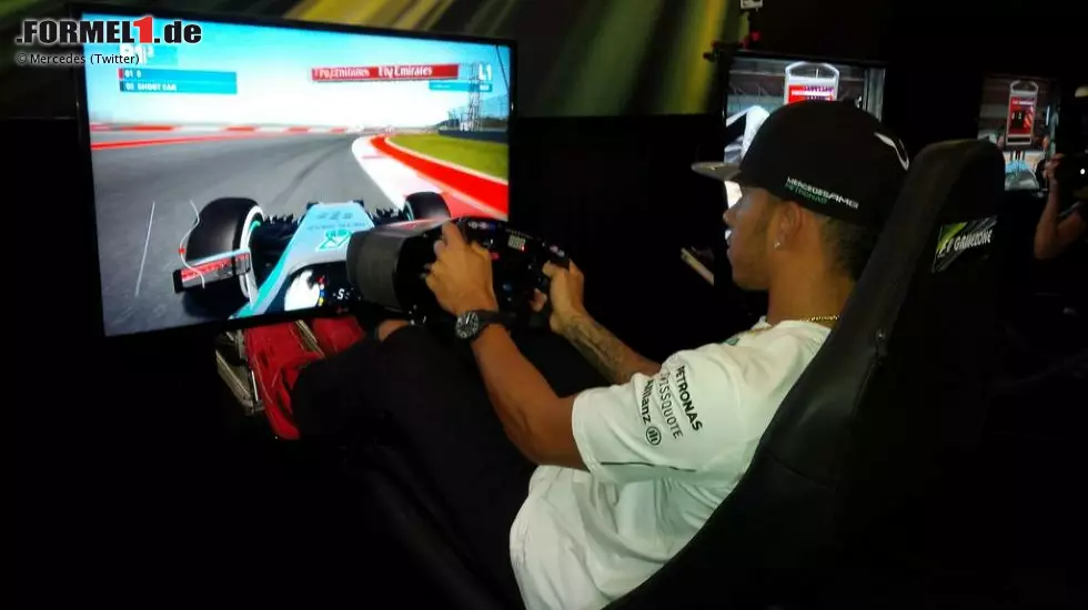 Bei Lewis Hamilton klappt das besser - vielleicht auch, weil er nicht mit Flugsimulationen rumspielt, sondern immer und überall ans Rennfahren denkt? Mercedes kommentiert dieses Foto auf Twitter: "'Eine Runde noch, okay?' Überhaupt nicht ehrgeizig." Foto zur News: Bei Lewis Hamilton klappt das besser - vielleicht auch, weil er nicht mit Flugsimulationen rumspielt, sondern immer und überall ans Rennfahren denkt? Mercedes kommentiert dieses Foto auf Twitter: "'Eine Runde noch, okay?' Überhaupt nicht ehrgeizig."