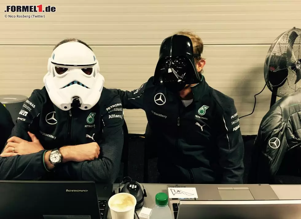 Das Wochenendes des Nico Rosberg: Am Halloween-Abend als "The Dark Force" verkleidet, ... Foto zur News: Das Wochenendes des Nico Rosberg: Am Halloween-Abend als "The Dark Force" verkleidet, ...