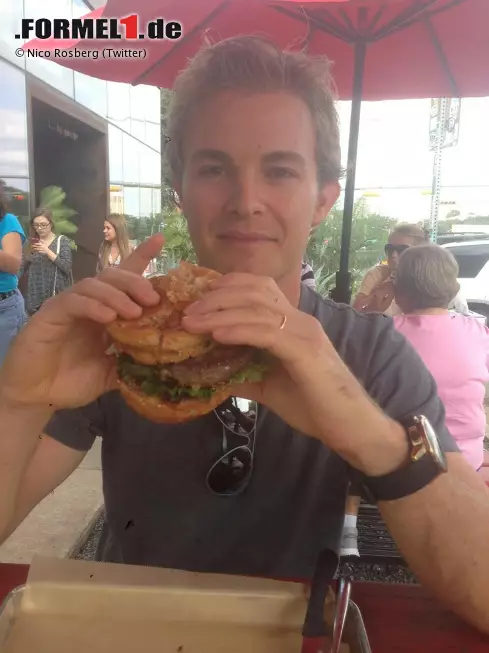 Foto zur News: ... in Abwesenheit von Physio Daniel Schlösser mit dem "besten Burger der Welt" in Austin...