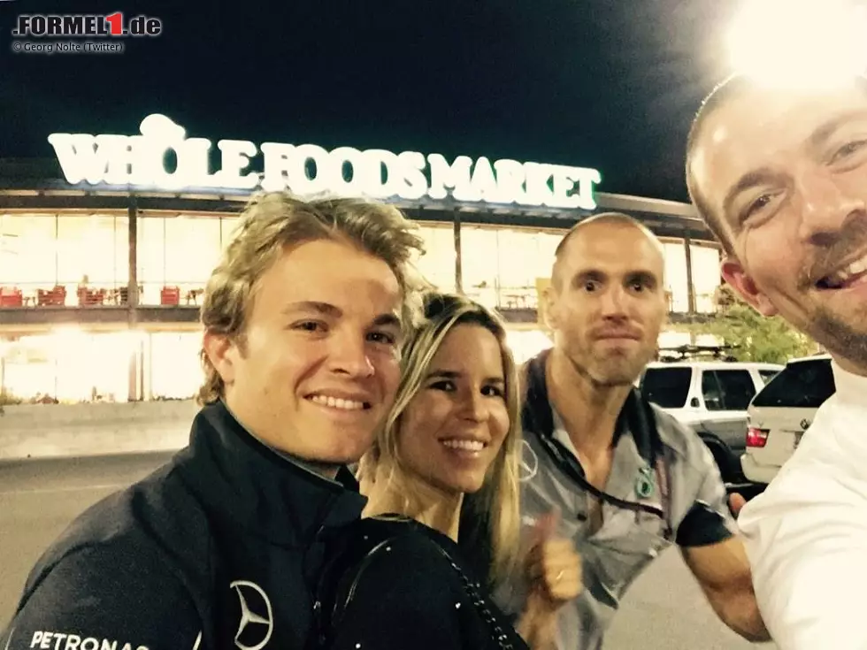 Foto zur News: ... und tags darauf mit Ehefrau Vivian, Physio Daniel und Medienbetreuer Georg Nolte beim Dinner im Supermarkt. Es muss nicht immer Schampus & Kaviar sein.