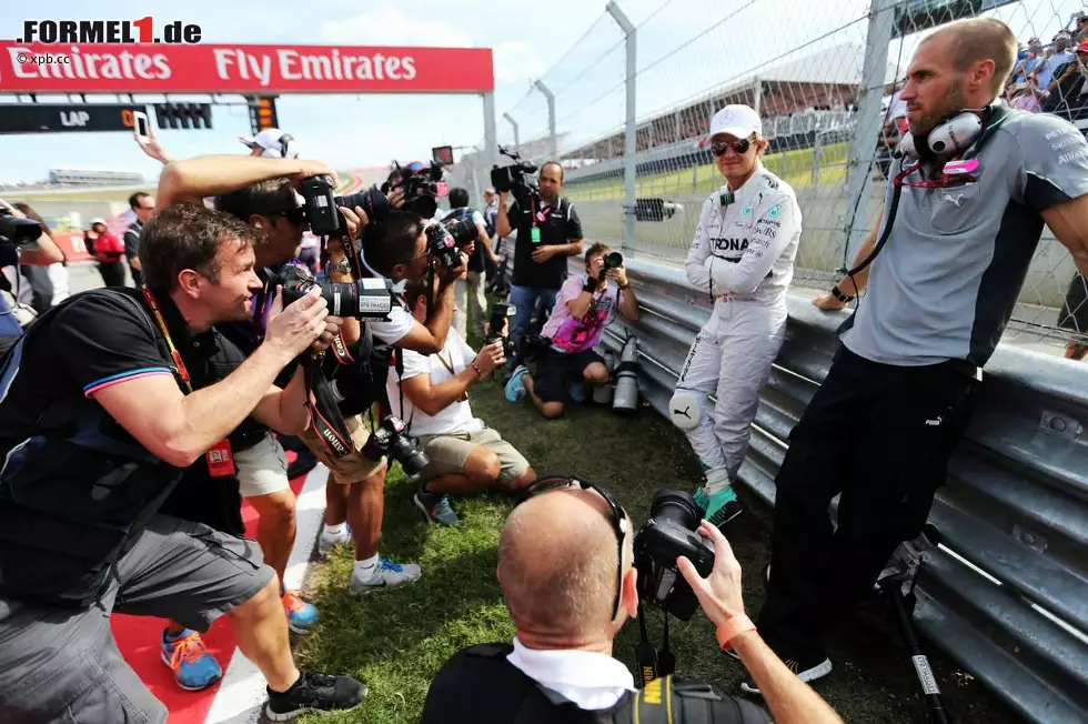 Foto zur News: 24 Punkte Rückstand nach Austin bedeuten zwar, dass die WM-Entscheidung auf jeden Fall erst in Abu Dhabi fällt, aber nach der sensationellen Pole hatte sich Rosberg mehr ausgerechnet. "Das ist eine Katastrophe", sagt er nach Platz zwei. Vor dem Rennen steht noch er im Rampenlicht, ...