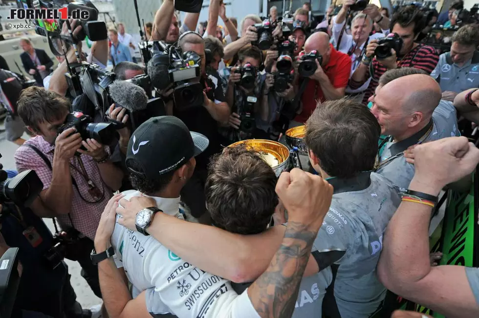 Foto zur News: ... nach dem Rennen dann Hamilton. Der steht auch beim Mercedes-Team hoch im Kurs. "Lewis hat wieder gezeigt, selbst von Platz zwei kommend, dass er Nico zurzeit im Griff hat. Da gibt&#039;s nix dran zu rütteln", meint etwa Niki Lauda.