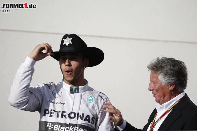 Foto zur News: The Guardian (Großbritannien): "Lewis Hamilton trug einen Cowboyhut nach seinem Sieg beim Großen Preis der USA. Eine Krone wäre angemessener gewesen, denn was auch immer noch passieren mag, er ist der herausragende Fahrer dieser Formel-1-Saison. Wenn Nico Rosberg doch noch den Weltmeistertitel holt, wäre das ein fast unerhörter Diebstahl."