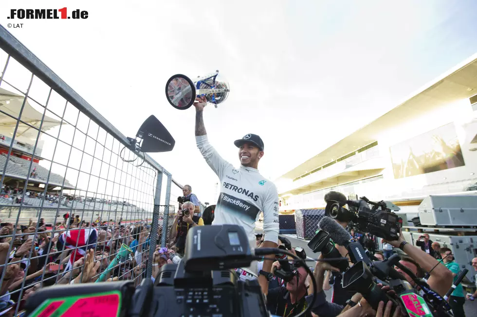 La Gazzetta dello Sport (Italien): "Lewis Hamilton greift am Ende eines wunderbaren Rennens, bei dem der Brite all sein Talent beweist, nach dem WM-Titel. Vor 100.000 Zuschauern in Austin spielt Hamilton mit Rosberg wie die Katze mit der Maus. Jeder Aufholversuch Rosbergs zerschellt an Hamiltons Geschwindigkeit." Foto zur News: La Gazzetta dello Sport (Italien): "Lewis Hamilton greift am Ende eines wunderbaren Rennens, bei dem der Brite all sein Talent beweist, nach dem WM-Titel. Vor 100.000 Zuschauern in Austin spielt Hamilton mit Rosberg wie die Katze mit der Maus. Jeder Aufholversuch Rosbergs zerschellt an Hamiltons Geschwindigkeit."