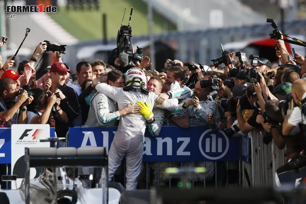 Foto zur News: The Telegraph (Großbritannien): &quot;Lewis Hamilton macht mit einer verwegenen Performance den nächsten großen Schritt zum Titel. Eine Frage drängt sich nun auf: Was braucht er noch, um der größte britische Formel-1-Fahrer der Geschichte zu sein? Einige mögen sagen, er kann niemals an Jim Clark oder Jackie Stewart heranreichen. Aber mit seinem 32. Sieg hat er sein Gebiet weiter abgesteckt. Das Talent und das Potenzial hat er.&quot;