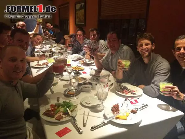Ruhiger geht es da bei Lotus zu. Romain Grosjean feiert mit seinen Kollegen bei einem Abendessen. Womöglich ist der Franzose froh, dass er seine Schrottkiste namens E22 nur noch einmal fahren muss. In Brasilien geht sie auf jeden Fall in Rauch auf... Foto zur News: Ruhiger geht es da bei Lotus zu. Romain Grosjean feiert mit seinen Kollegen bei einem Abendessen. Womöglich ist der Franzose froh, dass er seine Schrottkiste namens E22 nur noch einmal fahren muss. In Brasilien geht sie auf jeden Fall in Rauch auf...