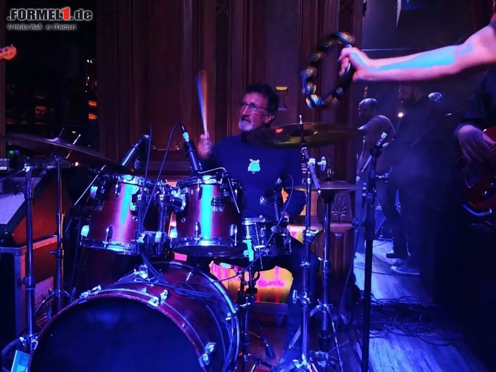 Auch Eddie Jordan darf als Abendunterhaltung nicht fehlen. Der ehemalige Teamchef ist leidenschaftlicher Drummer und hat sich in einem Club spontan an die Instrumente der spielenden Band begeben. Foto zur News: Auch Eddie Jordan darf als Abendunterhaltung nicht fehlen. Der ehemalige Teamchef ist leidenschaftlicher Drummer und hat sich in einem Club spontan an die Instrumente der spielenden Band begeben.