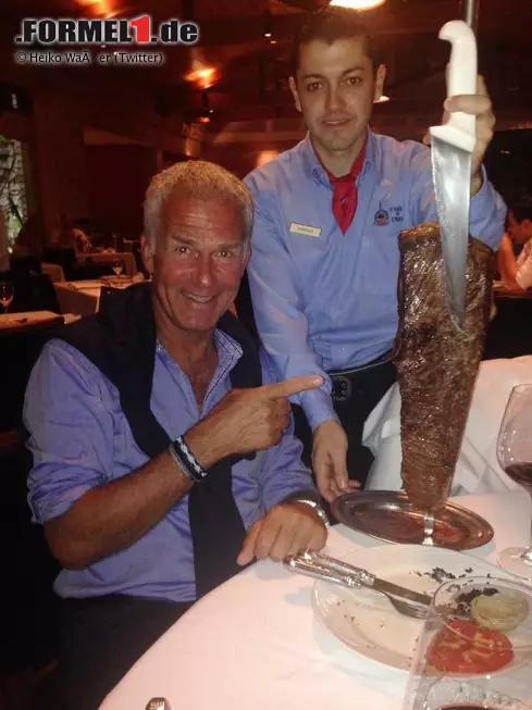 Entspannter geht es da bei der Abendgestaltung zu. Ex-Pilot Christian Danner (Vegetarier!) geht ganz mutig in ein Churrascaria, ein brasilianisches Restaurant, bei dem die Kellner das Fleisch vor den Augen vom Spieß abschneiden - der brasilianische Döner quasi. Hoffentlich mundet es. Foto zur News: Entspannter geht es da bei der Abendgestaltung zu. Ex-Pilot Christian Danner (Vegetarier!) geht ganz mutig in ein Churrascaria, ein brasilianisches Restaurant, bei dem die Kellner das Fleisch vor den Augen vom Spieß abschneiden - der brasilianische Döner quasi. Hoffentlich mundet es.