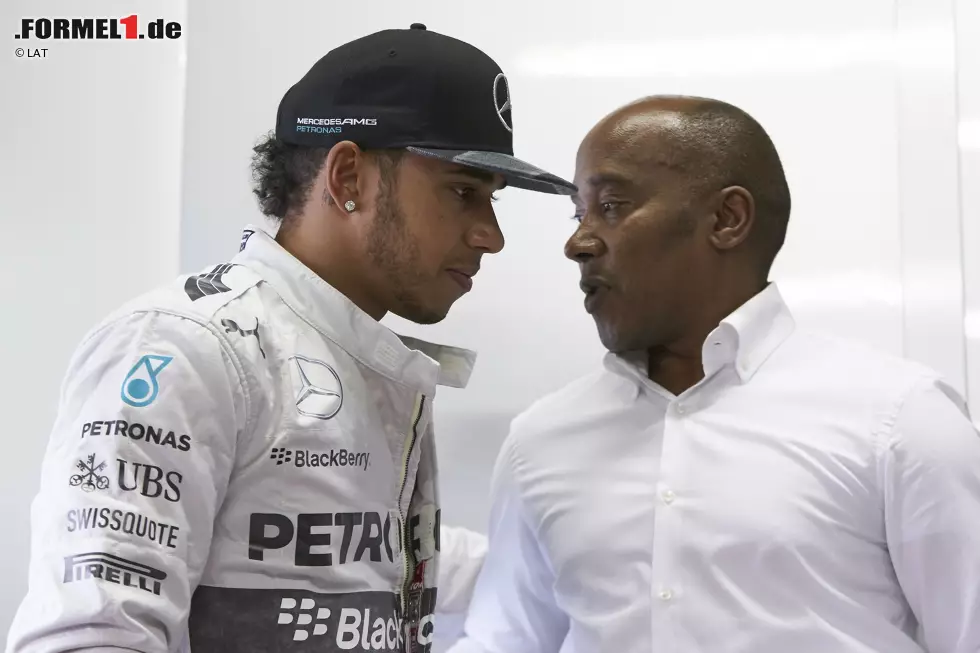 Foto zur News: Lewis Hamilton schmeißt den Sieg mit einem eigenen Fehler weg. Als "Hammertime" angesagt ist, übertreibt es der Brite und dreht sich. Vater Anthony kann vor Ort jedoch seelische Unterstützung leisten und ist sich sicher, dass der Titel in zwei Wochen unter Dach und Fach gebracht wird.