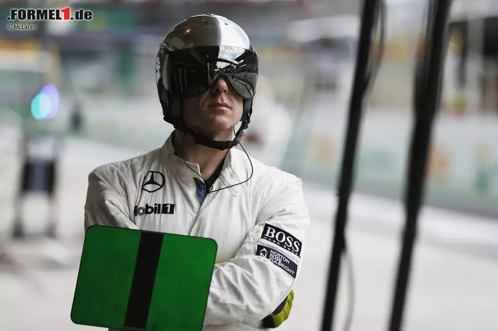 Foto zur News: Ob dieser Kumpel den richtigen Durchblick beim Rennen hatte, ist nicht zu klären, doch die McLaren-Crew leistet hervorragende Arbeit: Jenson Button erlebt in Runde 27 den schnellsten Boxenstopp des Rennens und bedankt sich mit Rang vier.
