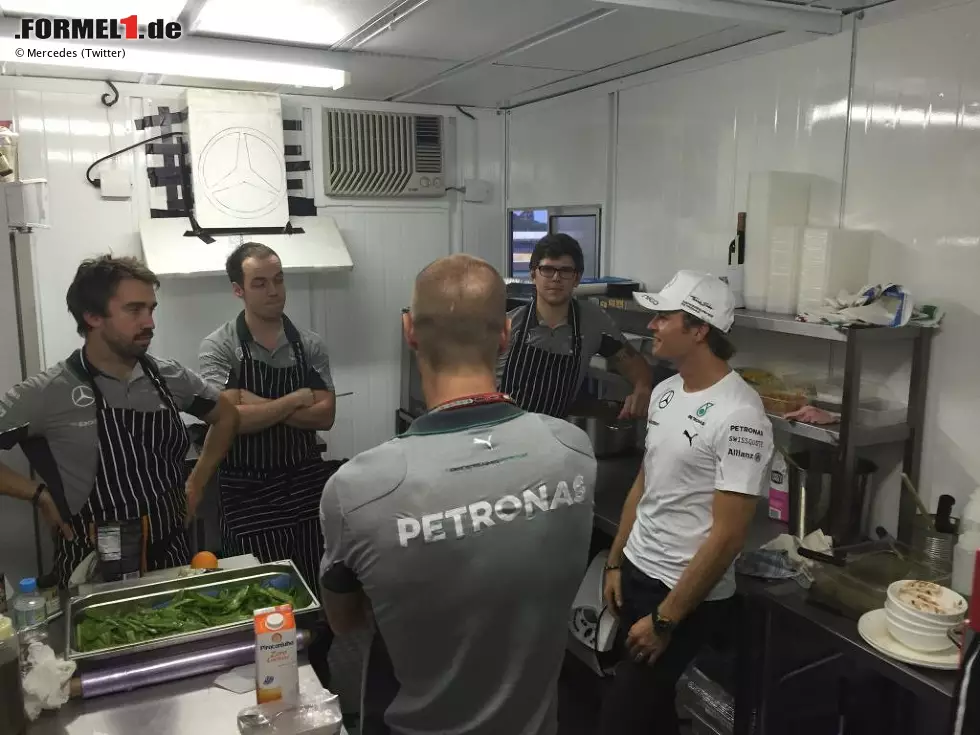 Foto zur News: Bei Mercedes kann man sich hingegen wieder einmal ein Siegermenü ausdenken. Die Silberpfeile haben die richtigen Zutaten gefunden und feiern am Sonntag einen Doppelerfolg und stellen damit einige Rekorde auf. Doch wer das leckerste Essen hat, das bleibt Ansichtssache.
