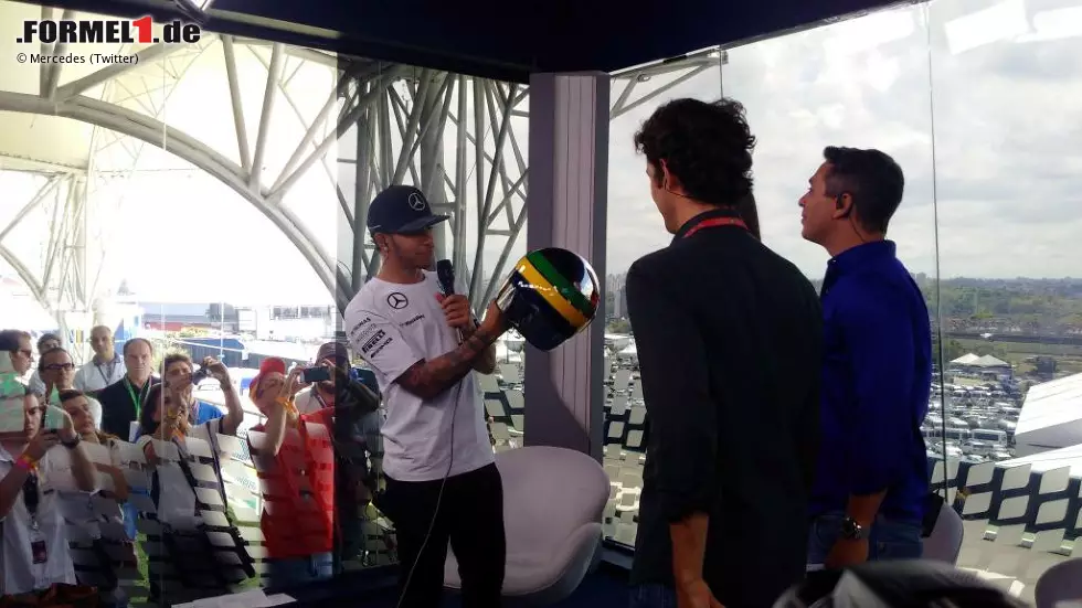 Auch Spitzenreiter Lewis Hamilton geht im Vorfeld auf Tour und ist unter anderem in einer TV-Show zu Gast, wo er einige Geschenke und eine kuriose Bitte überreicht bekommt: "Sie hatten sogar einen Pass für mich dabei und ich wurde gefragt, ob ich sie repräsentieren würde. Schließlich haben sie im Moment keinen Siegfahrer und niemanden, der so fährt wie es Senna tat." Foto zur News: Auch Spitzenreiter Lewis Hamilton geht im Vorfeld auf Tour und ist unter anderem in einer TV-Show zu Gast, wo er einige Geschenke und eine kuriose Bitte überreicht bekommt: "Sie hatten sogar einen Pass für mich dabei und ich wurde gefragt, ob ich sie repräsentieren würde. Schließlich haben sie im Moment keinen Siegfahrer und niemanden, der so fährt wie es Senna tat."