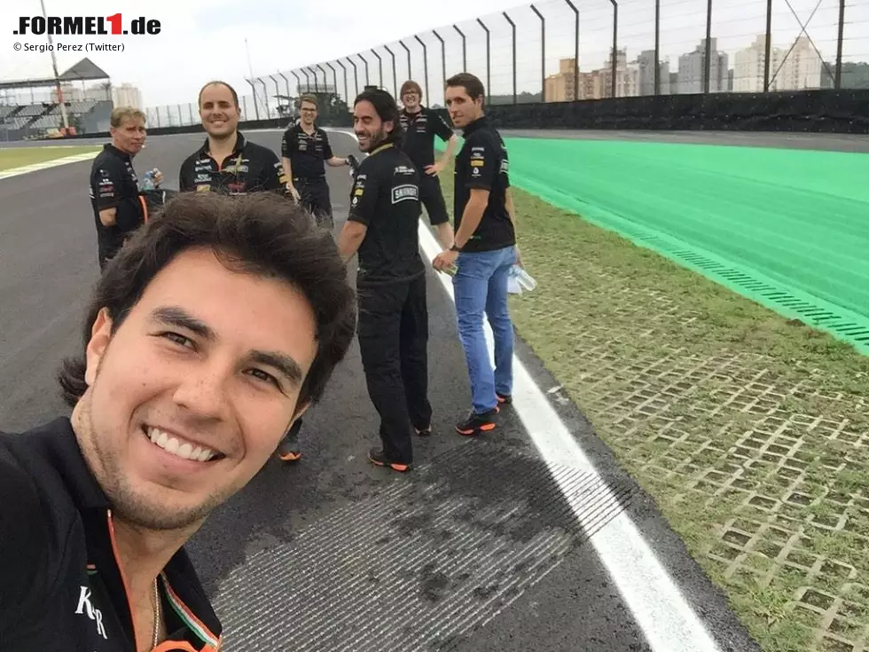 Da ist die Welt noch in Ordnung: Fröhlich postet Sergio Perez ein Bild von der Streckenbegehung mit seiner Crew und Daniel Juncadella. Was der Mexikaner zu diesem Zeitpunkt nicht weiß: Es wird bis Samstag das einzige Mal sein, dass er den Kurs umrundet. Denn Testpilot Juncadella wirft das Auto im ersten Training weg, wodurch Perez auch das zweite Training verpasst. Foto zur News: Da ist die Welt noch in Ordnung: Fröhlich postet Sergio Perez ein Bild von der Streckenbegehung mit seiner Crew und Daniel Juncadella. Was der Mexikaner zu diesem Zeitpunkt nicht weiß: Es wird bis Samstag das einzige Mal sein, dass er den Kurs umrundet. Denn Testpilot Juncadella wirft das Auto im ersten Training weg, wodurch Perez auch das zweite Training verpasst.