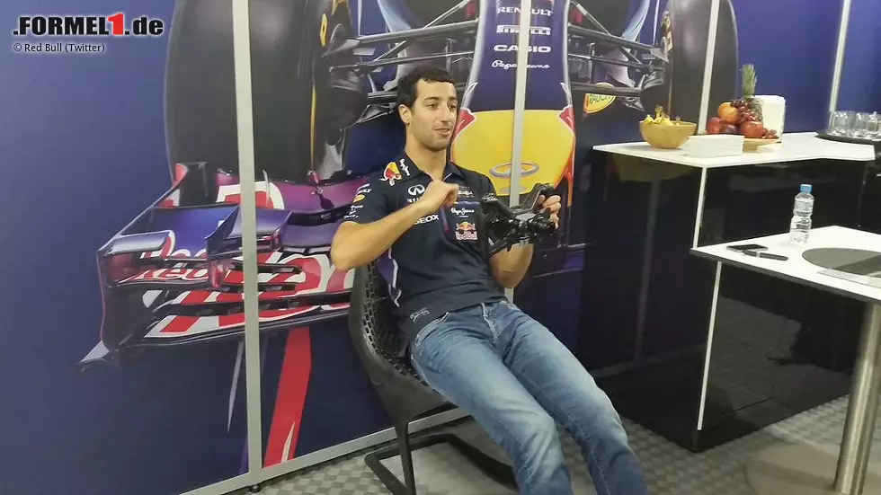 Auch Daniel Ricciardo setzt auf Trockenübungen. Der Australier will anscheinend beweisen, dass er auch ohne Auto schnell sein kann. Mit seinem Boliden hat der WM-Dritte an diesem Wochenende auf jeden Fall kein Glück: Nach einem Aufhängungsbruch muss er vorzeitig aufgeben. Foto zur News: Auch Daniel Ricciardo setzt auf Trockenübungen. Der Australier will anscheinend beweisen, dass er auch ohne Auto schnell sein kann. Mit seinem Boliden hat der WM-Dritte an diesem Wochenende auf jeden Fall kein Glück: Nach einem Aufhängungsbruch muss er vorzeitig aufgeben.
