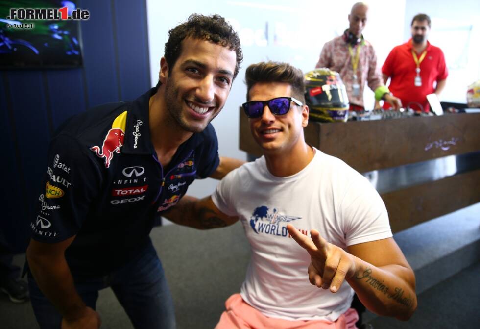 Foto zur News: Bei Red Bull macht man hingegen erneut auf seine Stiftung &quot;Wings for Life&quot; aufmerksam, die sich um Rückenmarksforschung kümmert. Botschafter Fernando Fernandes ist in Brasilien zu Gast und freundet sich nicht nur mit Daniel Ricciardo an.