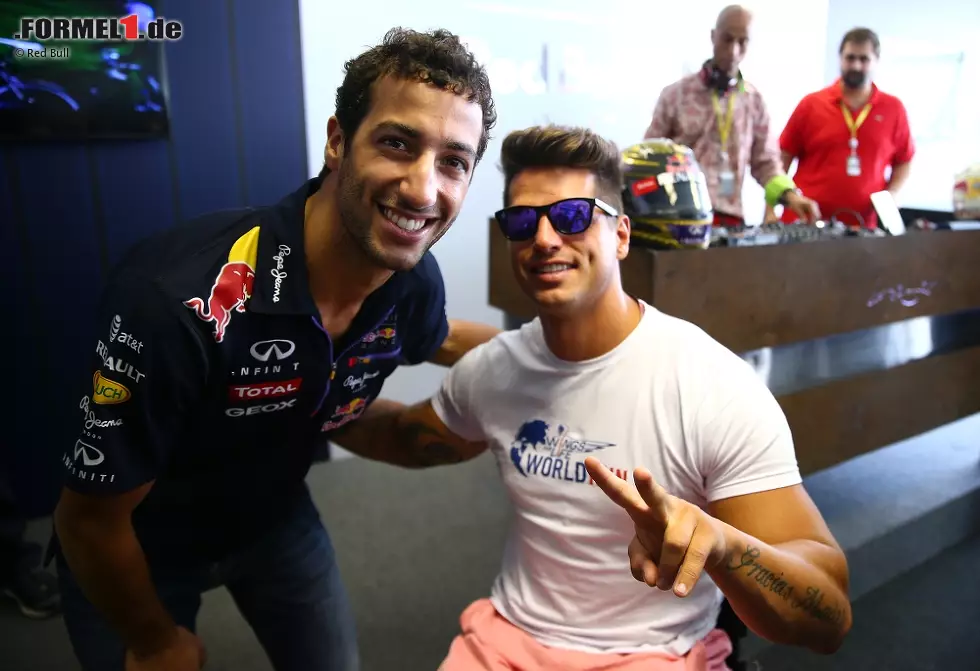 Bei Red Bull macht man hingegen erneut auf seine Stiftung "Wings for Life" aufmerksam, die sich um Rückenmarksforschung kümmert. Botschafter Fernando Fernandes ist in Brasilien zu Gast und freundet sich nicht nur mit Daniel Ricciardo an. Foto zur News: Bei Red Bull macht man hingegen erneut auf seine Stiftung "Wings for Life" aufmerksam, die sich um Rückenmarksforschung kümmert. Botschafter Fernando Fernandes ist in Brasilien zu Gast und freundet sich nicht nur mit Daniel Ricciardo an.