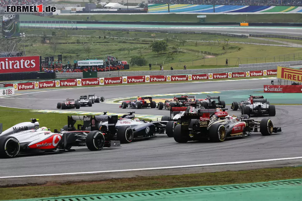 Pastor Maldonado (Lotus): "Es ist schwierig das richtige Setup sowohl für die Kurvenreichen Sektoren, als auch für die langen Geraden zu finden. Man bräuchte eigentlich eine Monza-Einstellung für den Start und am Ende eine Ungarn-Spezifikation. Die verschiedenen Fahrer und Teams werden dafür verschiedene Kompromisse finden, die zu einem interessanten Rennen beitragen werden. Einige werden sich auf den Highspeed auf den Geraden konzentrieren um besser überholen und sich besser verteidigen zu können, andere auf mehr Abtrieb für eine bessere Rundenzeit und weniger Rutschen." Foto zur News: Pastor Maldonado (Lotus): "Es ist schwierig das richtige Setup sowohl für die Kurvenreichen Sektoren, als auch für die langen Geraden zu finden. Man bräuchte eigentlich eine Monza-Einstellung für den Start und am Ende eine Ungarn-Spezifikation. Die verschiedenen Fahrer und Teams werden dafür verschiedene Kompromisse finden, die zu einem interessanten Rennen beitragen werden. Einige werden sich auf den Highspeed auf den Geraden konzentrieren um besser überholen und sich besser verteidigen zu können, andere auf mehr Abtrieb für eine bessere Rundenzeit und weniger Rutschen."