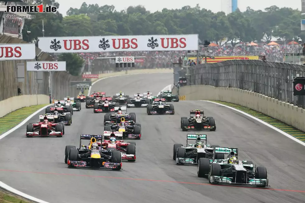 Romain Grosjean (Lotus): "Diese Strecke ist eine Fantastische Herausforderung und man hat praktisch keinen Bereich, in dem man mal entspannen könnte. Nicht einmal die Start-und-Ziel-Gerade langweilt einen, weil sie anfangs bergaufgeht und in einer Wölbung dann allmählich in Kurve 1 bergab übergeht, wo man sich leicht verbremsen kann." Foto zur News: Romain Grosjean (Lotus): "Diese Strecke ist eine Fantastische Herausforderung und man hat praktisch keinen Bereich, in dem man mal entspannen könnte. Nicht einmal die Start-und-Ziel-Gerade langweilt einen, weil sie anfangs bergaufgeht und in einer Wölbung dann allmählich in Kurve 1 bergab übergeht, wo man sich leicht verbremsen kann."