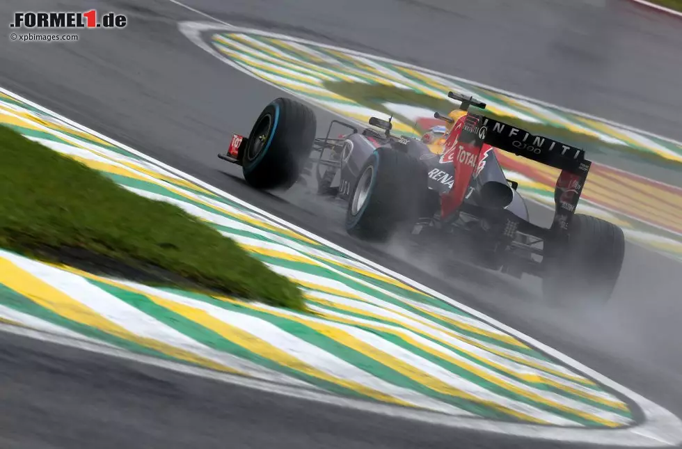 Sebastian Vettel (Red Bull): "In Sao Paulo wird gegen den Uhrzeigersinn gefahren und die Strecke hat mehrere Bodenwellen. Eine der besten Überholmöglichkeiten bietet die erste Schikane, das Senna-S. Man muss hier vorsichtig sein, vor allem beim Start kann es sehr eng werden. Die Links-rechts-links-Kombination schaut ein wenig wie ein Schraubenzieher aus und es geht bergab. Man muss beim Lenken daher geduldig sein." Foto zur News: Sebastian Vettel (Red Bull): "In Sao Paulo wird gegen den Uhrzeigersinn gefahren und die Strecke hat mehrere Bodenwellen. Eine der besten Überholmöglichkeiten bietet die erste Schikane, das Senna-S. Man muss hier vorsichtig sein, vor allem beim Start kann es sehr eng werden. Die Links-rechts-links-Kombination schaut ein wenig wie ein Schraubenzieher aus und es geht bergab. Man muss beim Lenken daher geduldig sein."