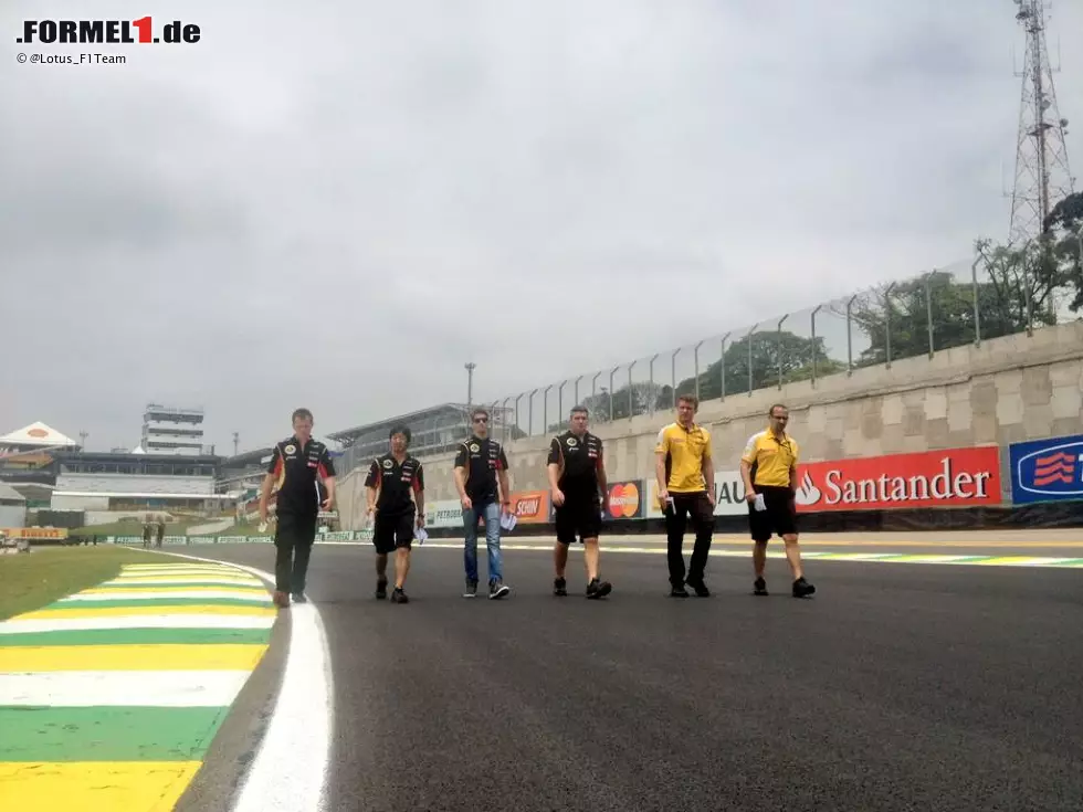 Romain Grosjean (Lotus): "Wenn ich mir die Lieblingsbereiche in Interlagos aussuchen müsste würde ich die erste und letzte Kurve wählen. Die Erste ist sehr technisch und man kann sie leicht falsch erwischen und die Zweite belastet den Körper extrem. Als Fahrer genieße ich solche Kurven." Foto zur News: Romain Grosjean (Lotus): "Wenn ich mir die Lieblingsbereiche in Interlagos aussuchen müsste würde ich die erste und letzte Kurve wählen. Die Erste ist sehr technisch und man kann sie leicht falsch erwischen und die Zweite belastet den Körper extrem. Als Fahrer genieße ich solche Kurven."
