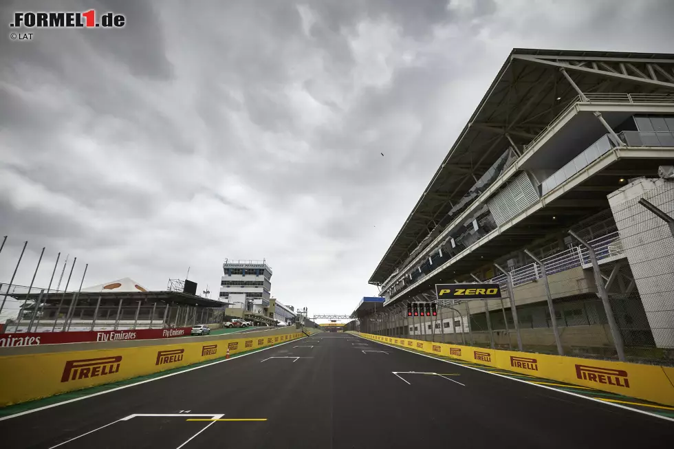 Jean-Eric Vergne (Toro Rosso): "Die Strecke wurde vor kurzem komplett neu asphaltiert und wir müssen erst einmal sehen, ob es dadurch weniger Bodenwellen gibt. Durch das Layout der Strecke und die Bodenwellen ist es normalerweise nämlich ein sehr anstrengender Kurs." Foto zur News: Jean-Eric Vergne (Toro Rosso): "Die Strecke wurde vor kurzem komplett neu asphaltiert und wir müssen erst einmal sehen, ob es dadurch weniger Bodenwellen gibt. Durch das Layout der Strecke und die Bodenwellen ist es normalerweise nämlich ein sehr anstrengender Kurs."