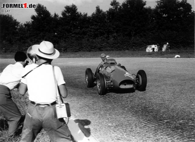 Foto zur News: 1. Alberto Ascari: Der Italiener krönte sich 1952 zum ersten Ferrari-Weltmeister. Nach einer weiteren erfolgreichen Titelverteidigung überlebte er 1955 in Monaco einen Horrorunfall, als er von Tauchern aus dem Hafenbecken geborgen werden musste, verunglückte aber wenige Tage später auf tragische Weise bei Tests in Monza.