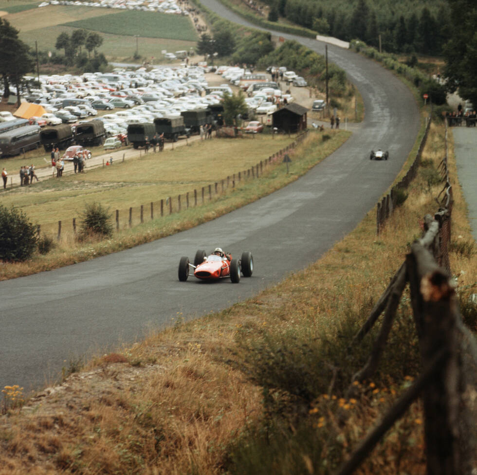 Foto zur News: 5. John Surtees ist der einzige Rennfahrer der Geschichte, der sowohl auf zwei als auch auf vier Rennen Weltmeister wurde. In der Formel 1 gelang ihm dies 1964 auf Ferrari. Er überlebte die Formel 1, musste aber 2009 zusehen, wie sein Sohn Henry bei einem Formel-2-Rennen tödlich verunglückte.