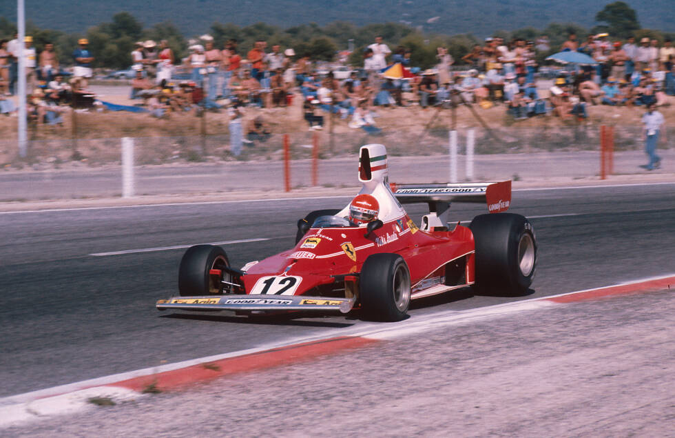 Foto zur News: 6. Niki Lauda: Nach einer langen Durstrecke gelang es dem Wiener, Ferrari mit dem ersten Titel 1975 wieder auf die Erfolgsstraße zurückzuführen, indem er im Grand-Prix-Sport neue Maßstäbe an Professionalität setzte. 1976 überlebte er den Feuerunfall auf dem Nürburgring, ehe er 1977 seinen zweiten und letzten Ferrari-Titel einfuhr.