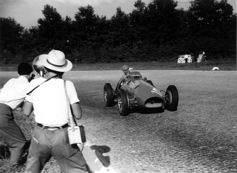Foto zur News: 1. Alberto Ascari: Der Italiener krönte sich 1952 zum ersten Ferrari-Weltmeister. Nach einer weiteren erfolgreichen Titelverteidigung überlebte er 1955 in Monaco einen Horrorunfall, als er von Tauchern aus dem Hafenbecken geborgen werden musste, verunglückte aber wenige Tage später auf tragische Weise bei Tests in Monza.