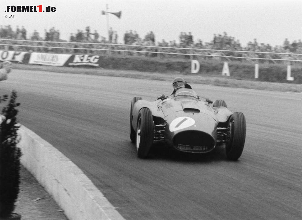 Foto zur News: 2. Juan Manuel Fangio: Der vielleicht legendärste Rennfahrer der Formel-1-Geschichte wurde fünf Mal Weltmeister, allerdings nur 1956 mit Ferrari. Zudem gewann der Argentinier rund die Hälfte aller Grands Prix, bei denen er antrat - eine beispiellose Bilanz. Er wurde 84 Jahre alt.