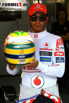 Foto zur News: A wie Ayrton Senna: Hamiltons Held. "Ich war neun Jahre alt, als Senna starb und versteckte mich hinter einem Lastwagen, damit mich mein Vater nicht weinen sah", sagte der 29-Jährige einmal.