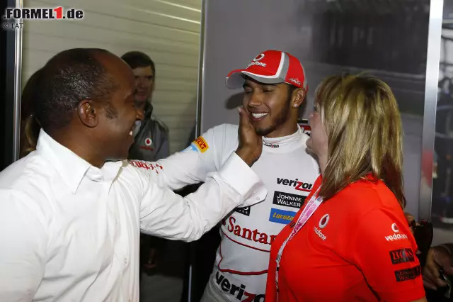V wie Vater: Papa Anthony nahm zwei Nebenjobs auf, um das teure Hobby seines Sprösslings zu finanzieren und die Karriere anzuschieben. Er war auch der erste Manager von Lewis, bevor sie sich zerstritten. Das Duo hat sich aber längst wieder versöhnt. Foto zur News: V wie Vater: Papa Anthony nahm zwei Nebenjobs auf, um das teure Hobby seines Sprösslings zu finanzieren und die Karriere anzuschieben. Er war auch der erste Manager von Lewis, bevor sie sich zerstritten. Das Duo hat sich aber längst wieder versöhnt.