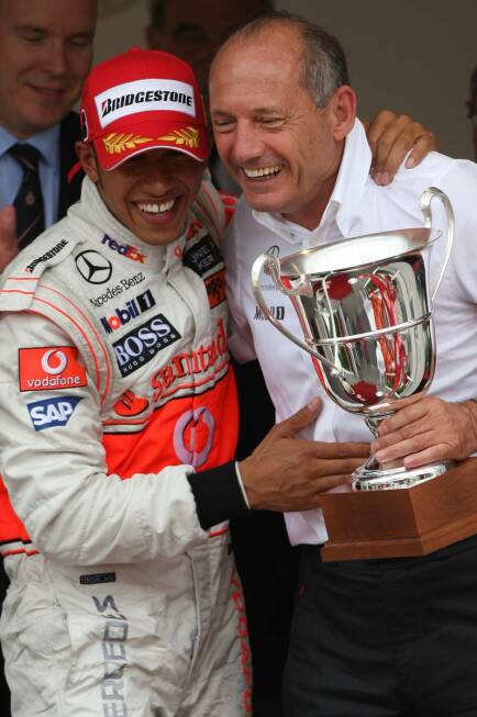 Foto zur News: E wie Ehrgeiz: Als Zehnjähriger ging Hamilton am Rande einer Motorsportgala auf McLaren-Teamchef Ron Dennis zu und sagte: &quot;Ich will eines Tages für Ihr Team fahren und Formel-1-Weltmeister werden!&quot; Gesagt, getan: 2008 holte er seinen ersten Titel.