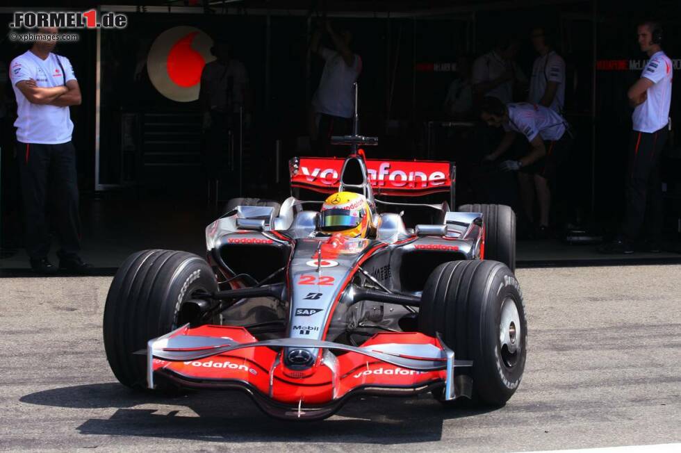 Foto zur News: D wie Debüt: 2007 stieg Hamilton mit 22 Jahren bei McLaren in die Formel 1 und feierte noch im selben Jahr in Kanada seinen ersten Grand-Prix-Sieg.