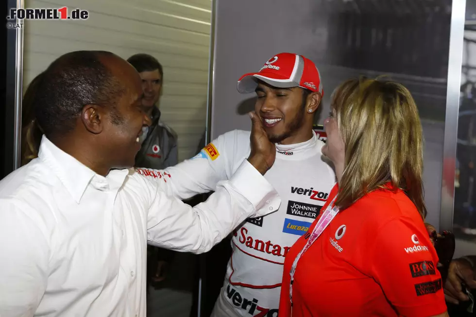 V wie Vater: Papa Anthony nahm zwei Nebenjobs auf, um das teure Hobby seines Sprösslings zu finanzieren und die Karriere anzuschieben. Er war auch der erste Manager von Lewis, bevor sie sich zerstritten. Das Duo hat sich aber längst wieder versöhnt. Foto zur News: V wie Vater: Papa Anthony nahm zwei Nebenjobs auf, um das teure Hobby seines Sprösslings zu finanzieren und die Karriere anzuschieben. Er war auch der erste Manager von Lewis, bevor sie sich zerstritten. Das Duo hat sich aber längst wieder versöhnt.
