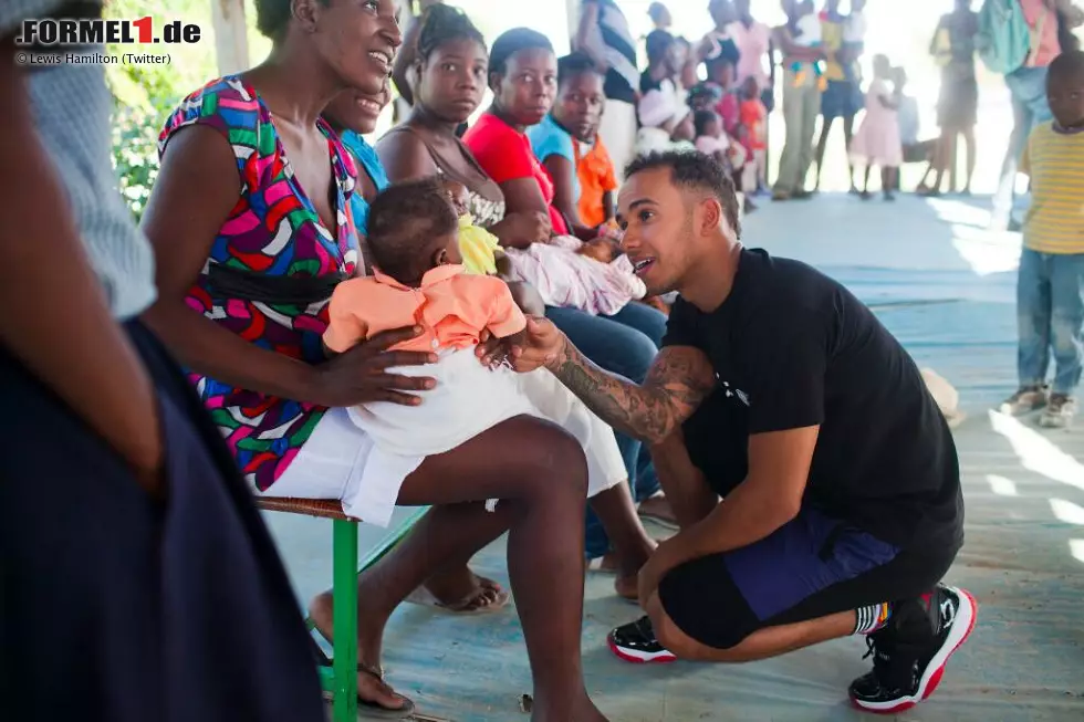 W wie Wohltätigkeit: Hamilton engagiert sich für zahlreiche karitative Zwecke. Unter anderem ist er Botschafter des Kinderhilfswerks UNICEF. Foto zur News: W wie Wohltätigkeit: Hamilton engagiert sich für zahlreiche karitative Zwecke. Unter anderem ist er Botschafter des Kinderhilfswerks UNICEF.