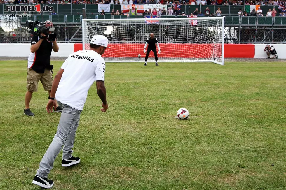 Y wie Young, Ashley: Der Fußball-Star von Manchester United ging mit Hamilton zur Schule. Foto zur News: Y wie Young, Ashley: Der Fußball-Star von Manchester United ging mit Hamilton zur Schule.