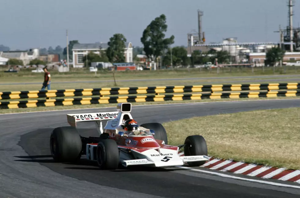 Foto zur News: 1. Emerson Fittipaldi: Der Brasilianer ist 1974 der erste McLaren-Champion. Acht Jahre nach dem Formel-1-Debüt (Monaco 1966) hat das Team des damaligen Teamchefs Teddy Mayer seinen ersten Weltmeister. Der Brasilianer geht punktgleich mit Clay Regazzoni in das letzte Saisonrennen in Watkins Glen. Da der der Schweizer wegen eines Problems an seinem Ferrari nur auf Rang elf landet, reichen Fittipaldi Platz vier und die damit verbunden drei Punkte zum Titel.