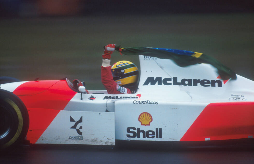 Foto zur News: 5. Ayrton Senna: Der erfolgreichste McLaren-Pilot aller Zeiten ist ausgerechnet Prosts langjähriger Teamkollege. 1988 schnappt Senna dem Franzosen gleich in seinem ersten McLaren-Jahr den Titel weg, zwei weitere Weltmeisterschaften folgen 1990 und 1991. Insgesamt bringt es der Brasilianer in nur 96 Rennen auf 35 Siege. Bis heute gewinnt kein anderer Pilot häufiger in einem McLaren. Auch seine 46 Pole-Positions sind einsamer Rekord.