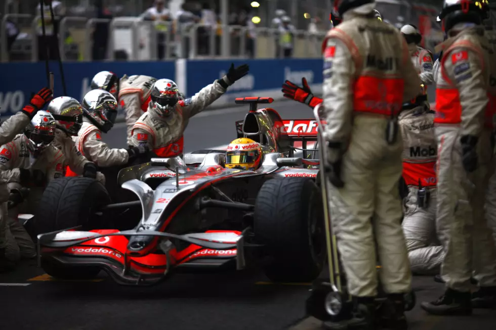 Foto zur News: 7. Lewis Hamilton: Der Rekordweltmeister ist auch der bis heute letzte McLaren-Champion. 2008 krönt sich Hamilton zum siebten Weltmeister in der Geschichte des Rennstalls. Beim Finale in Brasilien sieht Felipe Massa nach einem chaotischen Rennen mit wechselnden Wetterbedingungen bereits wie der sichere Sieger aus, doch Hamilton überholt Timo Glock auf den letzten Metern noch und schnappt dem Lokalmatadoren den sicher geglaubten Titel noch weg.