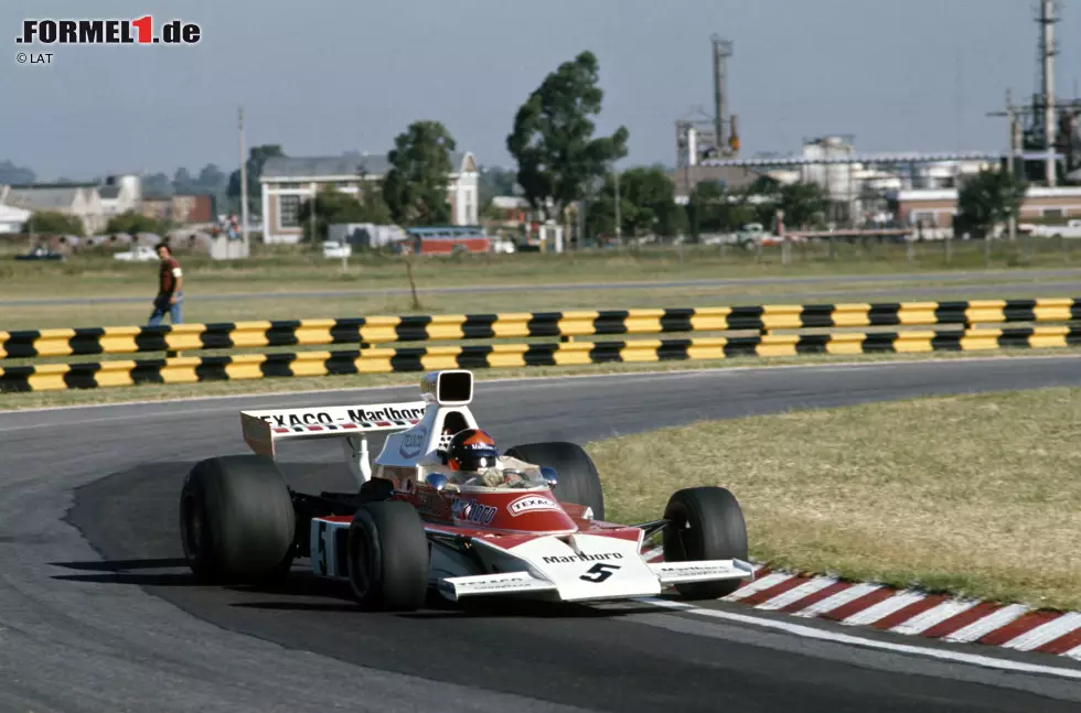 Foto zur News: 1. Emerson Fittipaldi: Der Brasilianer ist 1974 der erste McLaren-Champion. Acht Jahre nach dem Formel-1-Debüt (Monaco 1966) hat das Team des damaligen Teamchefs Teddy Mayer seinen ersten Weltmeister. Der Brasilianer geht punktgleich mit Clay Regazzoni in das letzte Saisonrennen in Watkins Glen. Da der der Schweizer wegen eines Problems an seinem Ferrari nur auf Rang elf landet, reichen Fittipaldi Platz vier und die damit verbunden drei Punkte zum Titel.