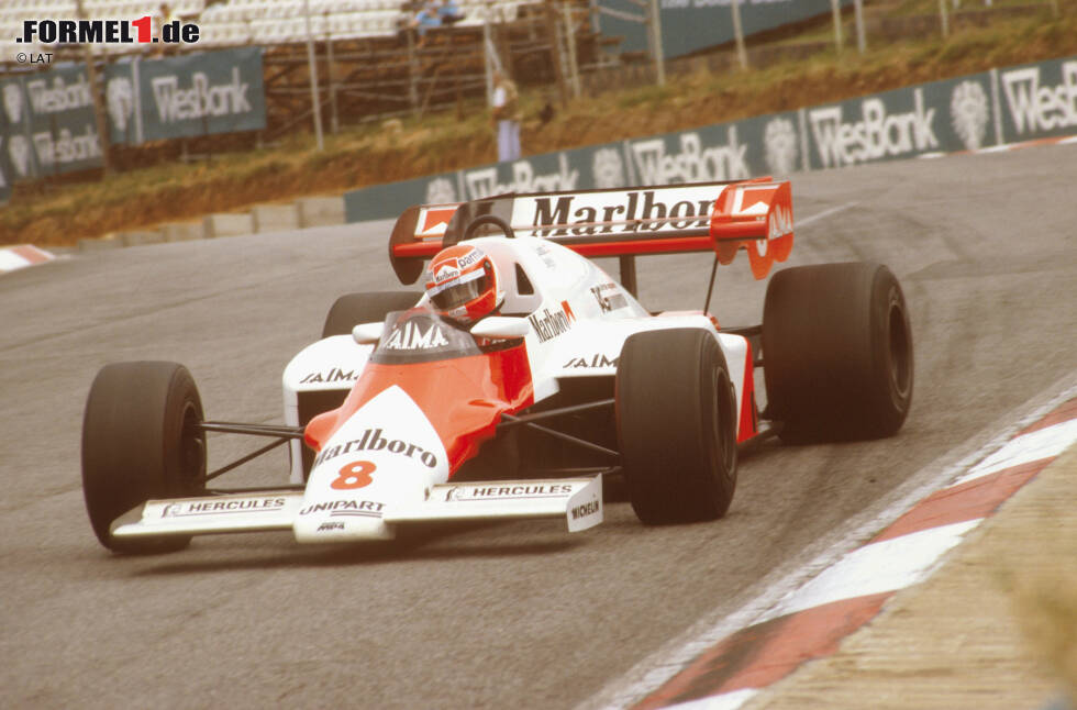 Foto zur News: 3. Niki Lauda: Es folgt eine siebenjährige Durststrecke für McLaren, die 1984 ausgerechnet Hunts alter Rivale beendet. Für den Österreicher ist es nach 1975 und 1977 bereits sein dritter Titel, allerdings sein erster mit McLaren - und gleichzeitig auch sein letzter. Für einen anderen Mann ist es allerdings sein erster Titel: Ron Dennis hatte 1981 die Leitung des strauchelnden Teams übernommen und Laudas Triumph1984 ist sein erster großer Erfolg.
