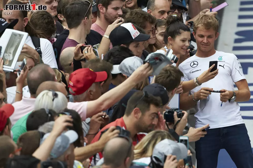 T wie Twitter: Bunte Bilder, knackige Sprüche: Rosberg fühlt sich in den Social Media zu Hause. Foto zur News: T wie Twitter: Bunte Bilder, knackige Sprüche: Rosberg fühlt sich in den Social Media zu Hause.
