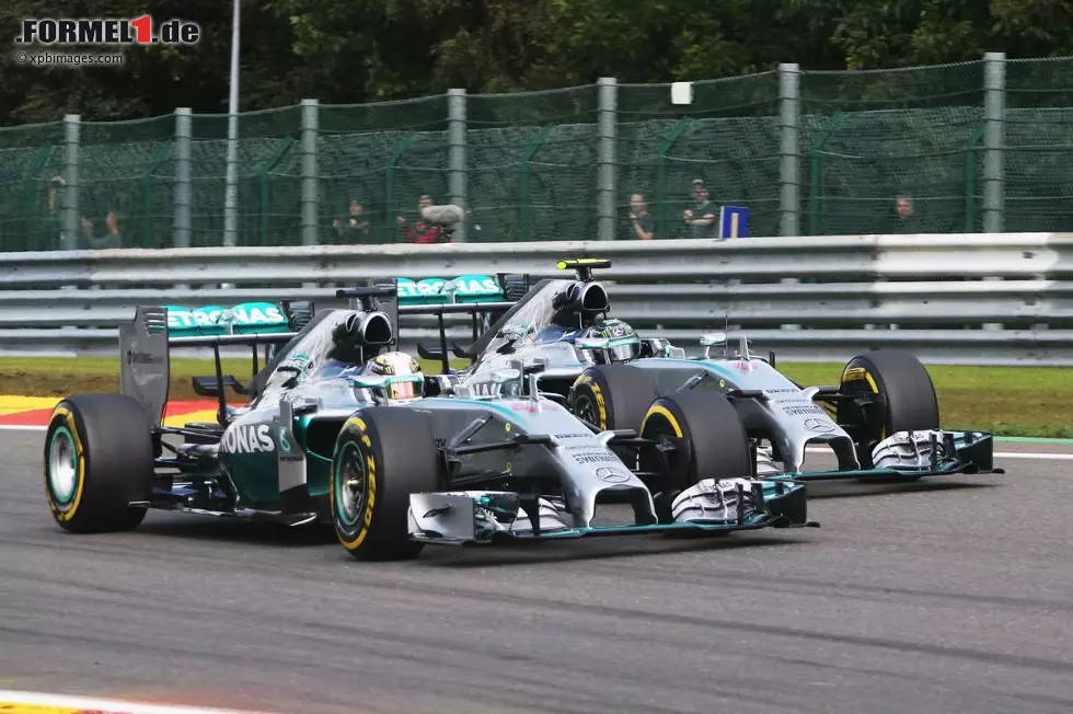 U wie Unfall: Der Crash mit Hamilton beim Rennen in Spa bescherte Rosberg jede Menge hausinternen Ärger. Foto zur News: U wie Unfall: Der Crash mit Hamilton beim Rennen in Spa bescherte Rosberg jede Menge hausinternen Ärger.