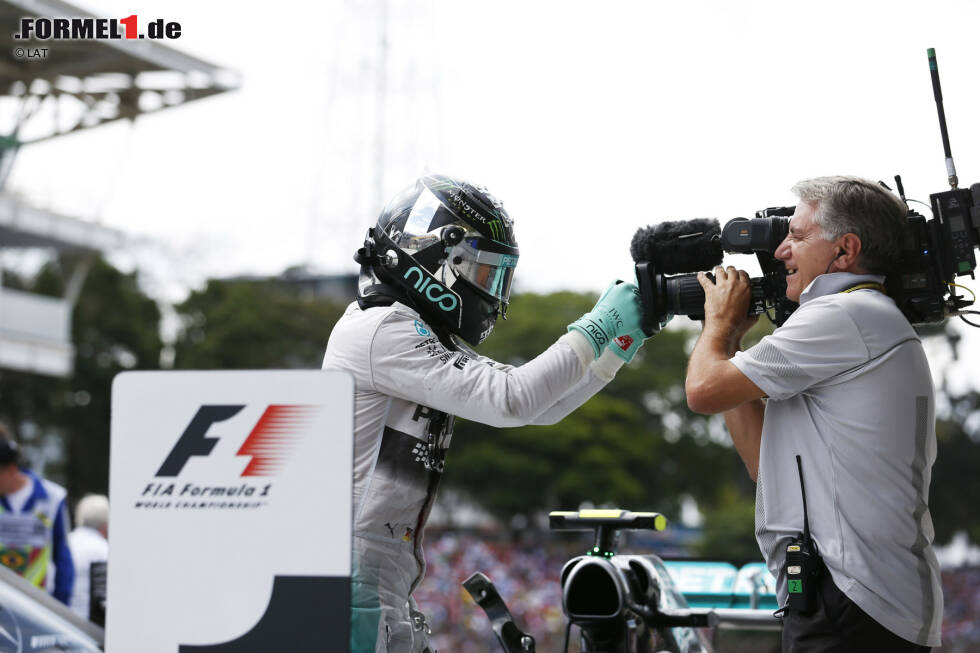 Foto zur News: Daily Telegraph (England): &quot;Nico Rosberg ist unter dauerndem Druck durch Lewis Hamilton das Rennen seines Lebens gefahren. Den Rückstand in der WM-Wertung hat er auf 17 Punkte verkürzt, noch wichtiger: Der Deutsche holte sich einen enormen psychologischen Antrieb nach zuletzt fünf Hamilton-Siegen in Folge. Für Rosberg war es der fünfte Saison-Erfolg, und kaum einer war verdienter.&quot;