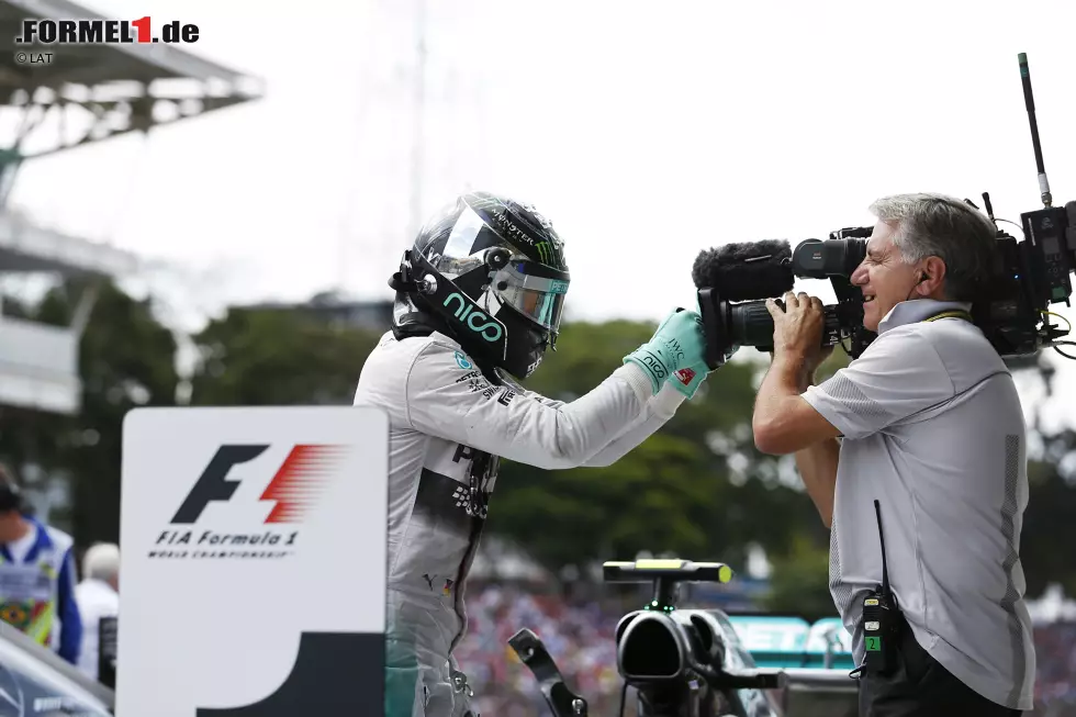 Daily Telegraph (England): "Nico Rosberg ist unter dauerndem Druck durch Lewis Hamilton das Rennen seines Lebens gefahren. Den Rückstand in der WM-Wertung hat er auf 17 Punkte verkürzt, noch wichtiger: Der Deutsche holte sich einen enormen psychologischen Antrieb nach zuletzt fünf Hamilton-Siegen in Folge. Für Rosberg war es der fünfte Saison-Erfolg, und kaum einer war verdienter." Foto zur News: Daily Telegraph (England): "Nico Rosberg ist unter dauerndem Druck durch Lewis Hamilton das Rennen seines Lebens gefahren. Den Rückstand in der WM-Wertung hat er auf 17 Punkte verkürzt, noch wichtiger: Der Deutsche holte sich einen enormen psychologischen Antrieb nach zuletzt fünf Hamilton-Siegen in Folge. Für Rosberg war es der fünfte Saison-Erfolg, und kaum einer war verdienter."