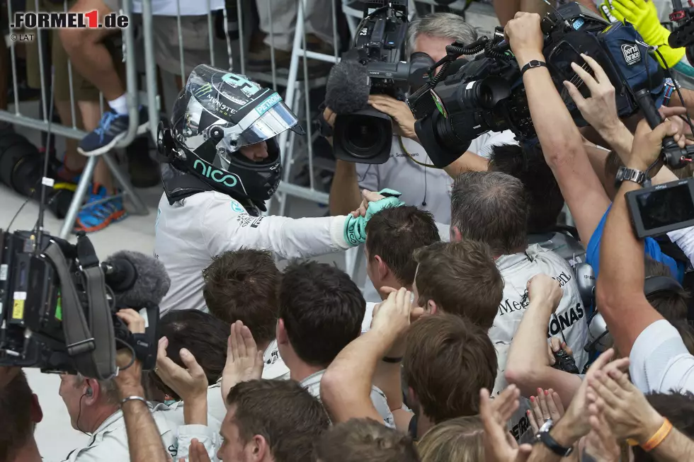 Repubblica (Italien): "Nico gegen Lewis, letztes Duell in Abu Dhabi. Hamilton hätte schon den Champagner aus dem Kühlschrank holen können, doch nach dem Rennen in Brasilien droht ihm die Pleite, sollte es neben Rosberg einen dritten Rivalen geben. Rosbergs Leistung ist die beste Antwort auf diejenigen, die ihn bereits für besiegt hielten. Jetzt wird er bis zum letzten Meter um den Titel kämpfen." Foto zur News: Repubblica (Italien): "Nico gegen Lewis, letztes Duell in Abu Dhabi. Hamilton hätte schon den Champagner aus dem Kühlschrank holen können, doch nach dem Rennen in Brasilien droht ihm die Pleite, sollte es neben Rosberg einen dritten Rivalen geben. Rosbergs Leistung ist die beste Antwort auf diejenigen, die ihn bereits für besiegt hielten. Jetzt wird er bis zum letzten Meter um den Titel kämpfen."