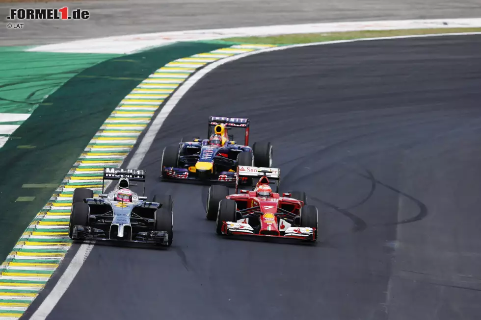 Blick (Schweiz): "Nico Rosberg holt auf! Der deutsche Mercedes-Pilot krallt den Sieg beim Grand Prix do Brasil vor Teamkollege und Erzfeind Lewis Hamilton. Rosberg muss erst gegen Ende des Rennens um seinen Sieg zittern. Hamilton dreht sich in Runde 28 und rutscht von der Piste - ein Riesenbock. Den Sauber-Fans bleibt auch in Brasilien nichts erspart. Im Mittelfeld liefern sich Alonso, Räikkönen, Vettel und Co. tolle Duelle - ohne Sauber-Beteiligung. Die Autos aus Hinwil kommen auch in Interlagos nicht vom Fleck." Foto zur News: Blick (Schweiz): "Nico Rosberg holt auf! Der deutsche Mercedes-Pilot krallt den Sieg beim Grand Prix do Brasil vor Teamkollege und Erzfeind Lewis Hamilton. Rosberg muss erst gegen Ende des Rennens um seinen Sieg zittern. Hamilton dreht sich in Runde 28 und rutscht von der Piste - ein Riesenbock. Den Sauber-Fans bleibt auch in Brasilien nichts erspart. Im Mittelfeld liefern sich Alonso, Räikkönen, Vettel und Co. tolle Duelle - ohne Sauber-Beteiligung. Die Autos aus Hinwil kommen auch in Interlagos nicht vom Fleck."