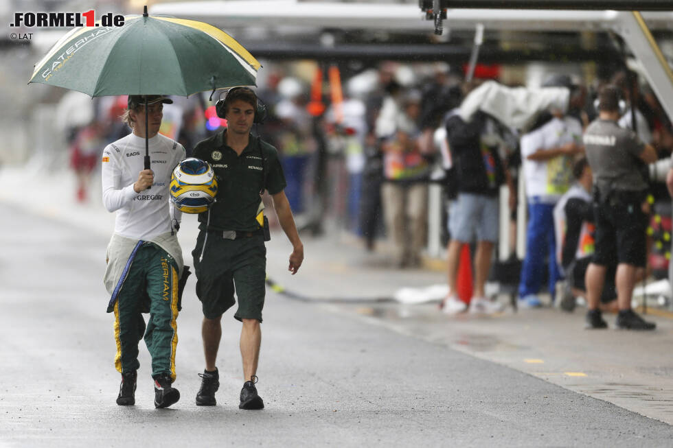 Foto zur News: Den Regenschirm kann man 2013 zum Auftakt des Saisonfinales der Formel 1 in Brasilien gut gebrauchen, denn der Freitag fällt buchstäblich ins Wasser. Dauerregen sorgt auf dem Kurs von Interlagos für schwierige Bedingungen.